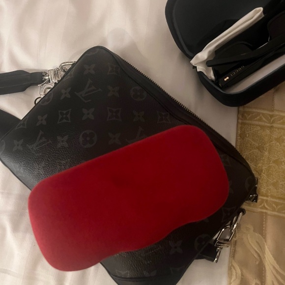 GucciAviator Sunglasses 😎 black. Authentic & Beautiful!These come with case etc - Picture 5 of 12